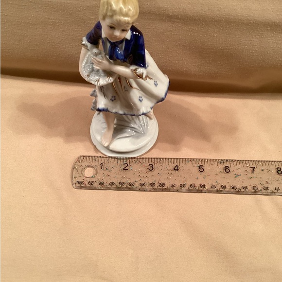 Porcelain figurine lady with berries. 7“ x 3“ blue and white. - Picture 11 of 11
